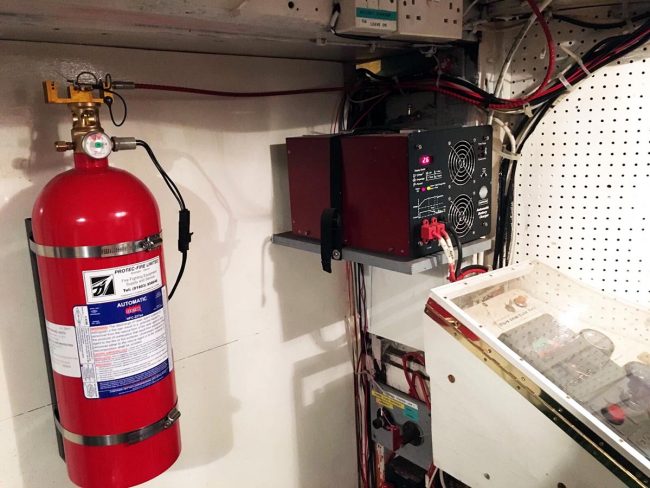 Automatic or manual pull cable FM200 cylinder installation